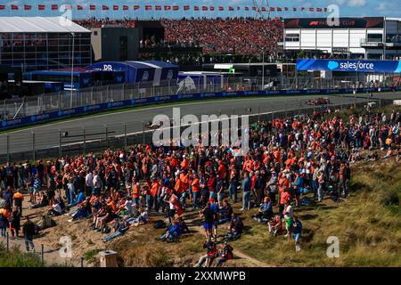 Zandvoort, Pays Bas. August 2024. Zuschauer, Fans atmosphärisch während des Formel 1 Heineken Dutch Grand Prix 2024, 15. Runde der Formel 1 Weltmeisterschaft 2024 vom 23. Bis 25. August 2024 auf dem Circuit Zandvoort, in Zandvoort, Niederlande - Foto DPPI Credit: DPPI Media/Alamy Live News Stockfoto