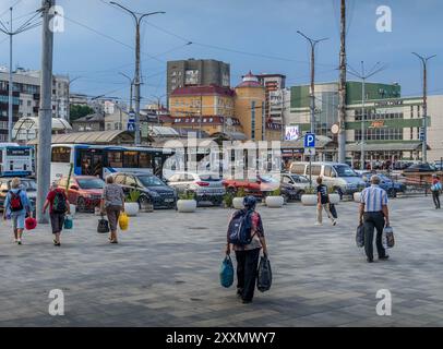 Die Russen in den geschäftigen Straßen der Innenstadt von Belgorod, einer Stadt im Oblast Belgorod (Region Belgorod), Westrussland. Stockfoto