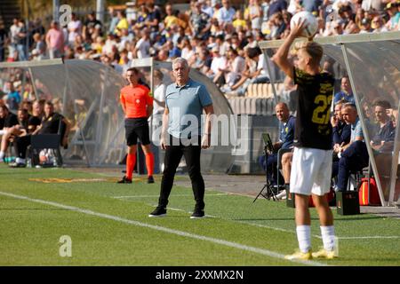 Venlo, Niederlande. August 2024. VENLO, NIEDERLANDE - 25. AUGUST: John Lammers Cheftrainer des VVV Venlo sieht beim Spiel VVV Venlo zwischen Roda JC Kerkrade im Covebo Stadion - de Koel am 25. August 2024 in Venlo, Niederlande, an. (Foto von Orange Pictures) (Foto von Orange Pictures/Orange Pictures) Credit: dpa/Alamy Live News Stockfoto
