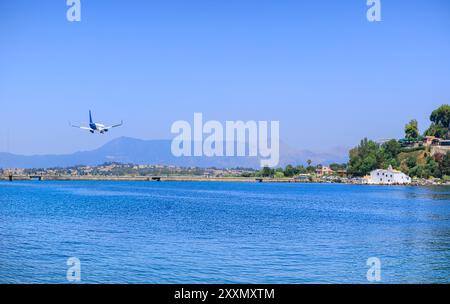 Blick auf die Lagune Chalkiopoulos auf Korfu von der winzigen Insel Pontikonisi (Mausinsel) mit Halbinsel Kanoni und dem Kloster Vlacherna, Stockfoto