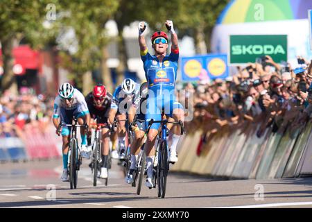 25. August 2024, Saarland, Saarbrücken: Der Däne Mads Pedersen vom Team Lidl-Trek gewinnt die vierte Etappe und damit auch die Gesamtwertung der Tour of Germany. Foto: Thomas Frey/dpa Stockfoto