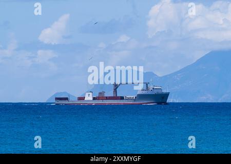 Carribean Ocean, 9-3-2007 vor der Küste der Insel Saba RoRo Cargo Tropic Palm Schiff, das vor der Küste der Insel Saba im karibischen Ozean segelt Stockfoto
