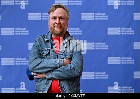 Edinburgh, Schottland, Großbritannien. August 2024. Edinburgh International Book Festival: Tim Key, Dichter, Komiker, Schauspieler, Autor und Drehbuchautor, beim offiziellen Fotoanruf. Quelle: Craig Brown/Alamy Live News Stockfoto