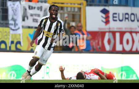 Charleroi, Belgien. August 2024. Charlerois Parfait Guiagon feiert am Sonntag, den 25. August 2024 in Charleroi, am 5. Tag der Saison 2024-2025 der ersten Liga der „Jupiler Pro League“ der belgischen Meisterschaft, während eines Fußballspiels zwischen dem Sporting Charleroi und KV Kortrijk. BELGA PHOTO VIRGINIE LEFOUR Credit: Belga News Agency/Alamy Live News Stockfoto