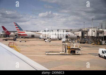 Eine Boeing 787 Dreamliner der American Airlines sitzt am Flughafen London Heathrow, im Hintergrund ist ein Flugzeug von Virgin Atlantic zu sehen Stockfoto