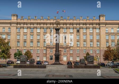 Das Gebäude der Stadtverwaltung Belgorod und des Gouverneurs der Oblast Belgorod mit russischen und regionalen Flaggen in der Innenstadt von Belgorod, einem westlichen Russland Stockfoto