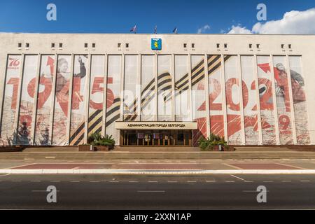 Der Bau der Stadtverwaltung in Belgorod, einer großen russischen Stadt im Westen Russlands nahe der Grenze zur Ukraine, mit dem Banner „1945-2021“ in com Stockfoto