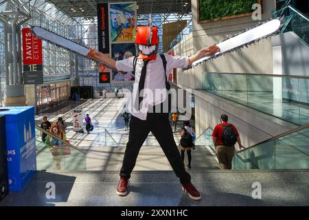 New York, Usa. August 2024. Cosplayer Peter aus Hastings schneidet als Chainsaw man für die 2024 Anime NYC im Jacob Javits Center in New York City am 23. August 2024. (Foto: Gordon Donovan) Credit: NurPhoto SRL/Alamy Live News Stockfoto