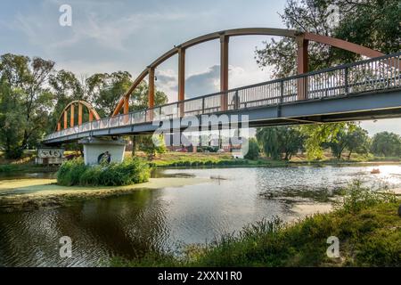 Die Brücke über den Fluss Vezelka, einen Nebenfluss des Donets, in der Oblast Belgorod, einer russischen Region nahe der Grenze zur Ukraine. Stockfoto