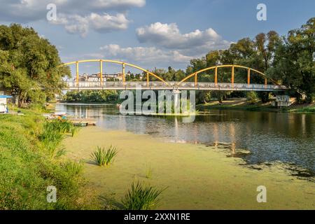 Die Brücke über den Fluss Vezelka, einen Nebenfluss des Donets, in der Oblast Belgorod, einer russischen Region nahe der Grenze zur Ukraine. Stockfoto