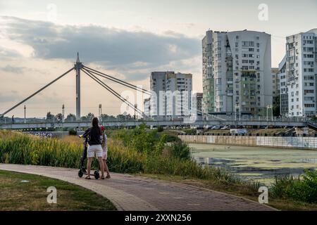 Die Brücke über den Fluss Vezelka mit russischer Architektur in Belgorod, einer großen Stadt in der Region Belgorod, nahe der Grenze zur Ukraine. Stockfoto