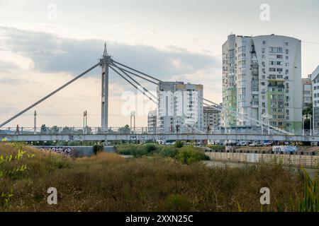 Die Brücke über den Fluss Vezelka mit russischer Architektur in Belgorod, einer großen Stadt in der Region Belgorod, nahe der Grenze zur Ukraine. Stockfoto