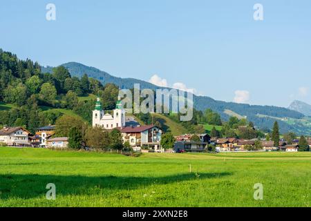 Brixen im Thale: Kirche und Dorf Brixen im Thale in Kitzbüheler Alpen - Brixental, Tirol, Österreich Stockfoto