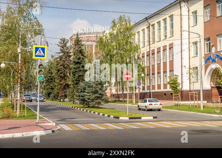 Die Straße und das alte sowjetische Gebäude in der Innenstadt von Belgorod, einer großen russischen Stadt in der Oblast Belgorod. Stockfoto