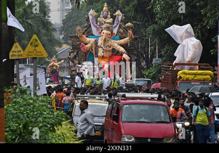 Mumbai, Indien. August 2024. Die Menschen tragen das Idol des elefantenköpfigen hinduistischen Gottes Ganesh von der Werkstatt zum Pandal (provisorischer Unterschlupf) vor dem Ganesh Chaturthi Festival in Mumbai. Das indische fest von Ganesh Chaturthi feiert die Geburt von Ganesha, dem elefantenköpfigen Gott der Weisheit und des Wohlstands in der hinduistischen Mythologie, der auch als Gott der Neuanfänge und der Beseitigung von Hindernissen anerkannt wird. Das zehntägige Festival wird vom 7. September bis 17. September 2024 im ganzen Land gefeiert. Quelle: SOPA Images Limited/Alamy Live News Stockfoto