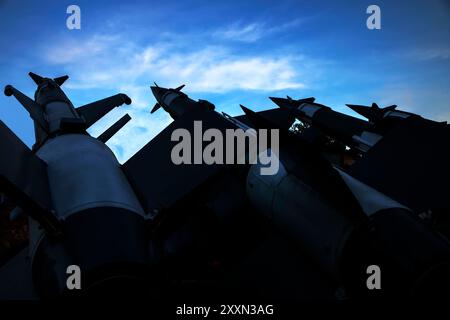 Rückansicht des Luftabwehrraketensystems auf selbstfahrender Abschusswaffe. Raketen zielen auf den Himmel. Atombombe, chemische Waffen, Rakete Stockfoto