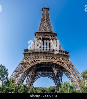 Paris, Frankreich - 08 22 2024: Blick auf den Eiffelturm vom Boden aus Stockfoto