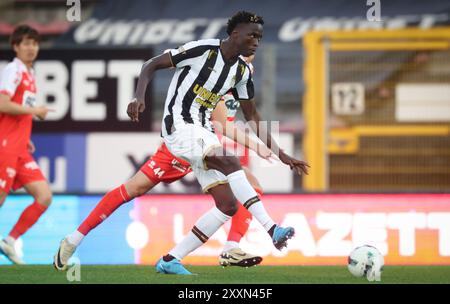 Charleroi, Belgien. August 2024. Charlerois Youssouph Badji kämpft um den Ball während eines Fußballspiels zwischen dem Sporting Charleroi und KV Kortrijk am Sonntag, den 25. August 2024 in Charleroi, am 5. Tag der Saison 2024-2025 der ersten Liga der „Jupiler Pro League“ der belgischen Meisterschaft. BELGA PHOTO VIRGINIE LEFOUR Credit: Belga News Agency/Alamy Live News Stockfoto