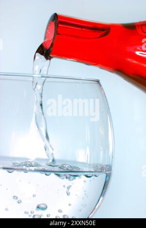 Rote Flasche und Tasse Stockfoto