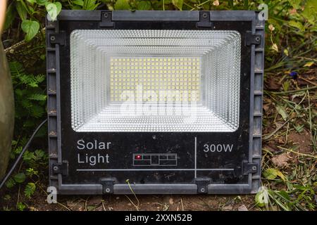 Solar-LED-Leuchtenkollektor mit 300 W Leistung im Freien installiert. Stockfoto