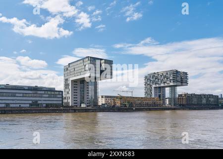 Moderne Wohnhäuser, Kranhäuser, Kranhaus im Kölner Rheinauhafen, vom Wasser aus gesehen Stockfoto