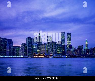 New York 1990er Jahre, Skyline von Lower Manhattan, WTC World Trade Center Twin Towers, East River, Twilight, New York City, NYC, NY, Bundesstaat New York, USA, Stockfoto