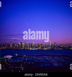 New York 1990er Jahre, Midtown Manhattan Skyline, Hudson River, Hoboken Harbour, Dämmerung, New York City, NYC, NY, Bundesstaat New York, USA, Stockfoto