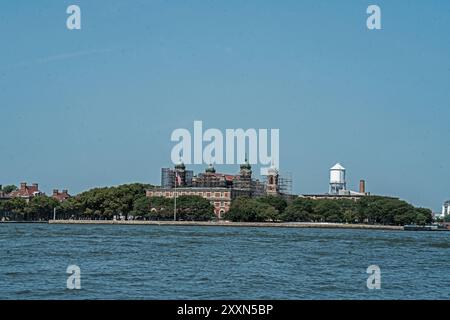 Millionen von Einwanderern durchquerten Ellis Island im New Yorker Hafen zwischen 1892 und 1954. Ellis Island ist ein Nationaldenkmal. Stockfoto