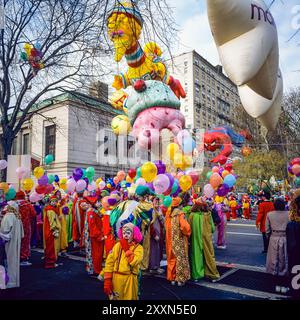 New York, 28. November 1991, Clowns, Big Bird, Eisbecher, Ballons, Macy's Thanksgiving Day Parade, New York City, New York City, New York, New York State, USA, Stockfoto