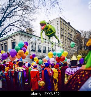 New York, 28. November 1991, Kermit the Frog Ballon, Clowns, Ballons, Macy's Thanksgiving Day Parade, New York City, NYC, New York State USA, Stockfoto