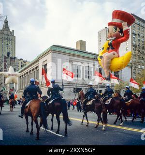 New York, 28. November 1991, NYPD Mounted Unit, Betty Boop Ballon, Macy's Thanksgiving Day Parade, New York City, NYC, New York State, New York City, New York City, New York State, USA, Stockfoto