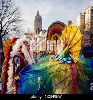 New York, 28. November 1991, Teilnehmer verkleidet als Ureinwohner, Macy's Thanksgiving Day Parade, New York City, NYC, New York State USA, Stockfoto