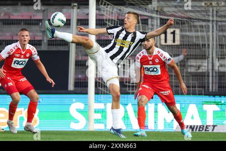 Charleroi, Belgien. August 2024. Charlerois Daan Heymans kämpft um den Ball während eines Fußballspiels zwischen dem Sporting Charleroi und KV Kortrijk am Sonntag, den 25. August 2024 in Charleroi, am 5. Tag der Saison 2024-2025 der ersten Liga der „Jupiler Pro League“ der belgischen Meisterschaft. BELGA PHOTO VIRGINIE LEFOUR Credit: Belga News Agency/Alamy Live News Stockfoto