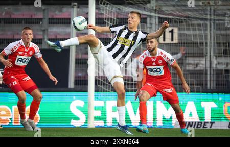 Charleroi, Belgien. August 2024. Charlerois Daan Heymans kämpft um den Ball während eines Fußballspiels zwischen dem Sporting Charleroi und KV Kortrijk am Sonntag, den 25. August 2024 in Charleroi, am 5. Tag der Saison 2024-2025 der ersten Liga der „Jupiler Pro League“ der belgischen Meisterschaft. BELGA PHOTO VIRGINIE LEFOUR Credit: Belga News Agency/Alamy Live News Stockfoto