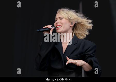 Southsea, Großbritannien. August 2024. Die englische Sängerin Natasha Anne Bedingfield, auch bekannt als Natasha Bedingfield, trat live auf der Bühne des Victorious Festivals auf. (Foto: Dawn Fletcher-Park/SOPA Images/SIPA USA) Credit: SIPA USA/Alamy Live News Stockfoto