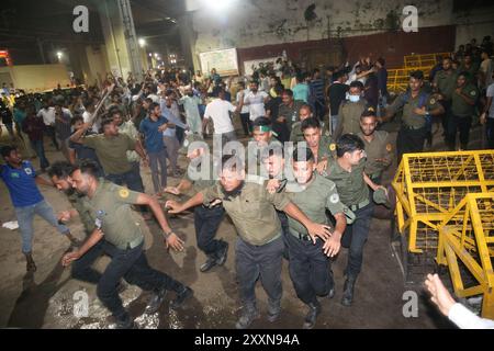 Dhaka, Bangladesch. August 2024. Mindestens 40 Menschen wurden verletzt, als am 25. August 2024 in der Nähe des Sekretariats in Dhaka, Bangladesch, ein Konflikt zwischen Ansar-Mitgliedern und Studenten ausbrach. Die Auseinandersetzung begann nach 21.00 Uhr, nachdem Berichten zufolge wichtige Persönlichkeiten der Anti-Diskriminierungsbewegung, darunter Sarjis Alam und Hasnat Abdullah, im Sekretariat belagert wurden. Foto: Habibur Rahman/ABACAPRESS. COM Credit: Abaca Press/Alamy Live News Stockfoto