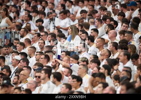 Madrid, Spanien. August 2024. MADRID, SPANIEN - 26. AUGUST: Fans von Real Madrid beim LaLiga EA Sports Match zwischen Real Madrid und Real Valladolid im Santiago Bernabeu Stadion am 25. August 2024 in Madrid. (Foto von Francisco Macia/Photo Players Images/Magara Press) Credit: Magara Press SL/Alamy Live News Stockfoto