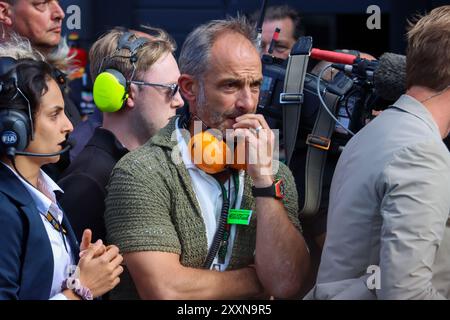 Zandvoort, Monte Carlo, Niederlande. August 2024. ADAM NORRIS sieht LANDO NORRIS beim Großen Preis der Niederlande 2024 zu, ATA parc ferme (Foto: © Alexis Kahn/ZUMA Press Wire) NUR REDAKTIONELLE VERWENDUNG! Nicht für kommerzielle ZWECKE! Stockfoto