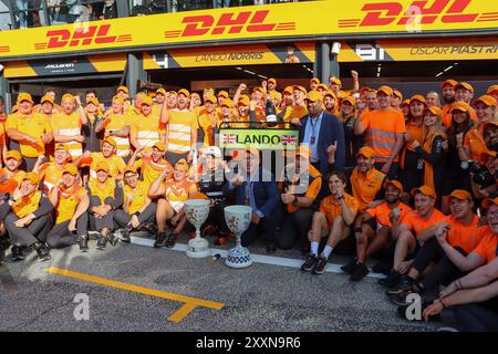 Zandvoort, Monte Carlo, Niederlande. August 2024. LANDO NORRIS gewinnt 2024 den Großen Preis der Niederlande, das Podium, die McLaren-Teamfeier mit ZAC BROWNN, ANDREA STELLA und OSCAR PIASTRI (Credit Image: © Alexis Kahn/ZUMA Press Wire) NUR REDAKTIONELLE VERWENDUNG! Nicht für kommerzielle ZWECKE! Quelle: ZUMA Press, Inc./Alamy Live News Stockfoto