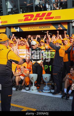 Zandvoort, Monte Carlo, Niederlande. August 2024. LANDO NORRIS gewinnt 2024 den Großen Preis der Niederlande, das Podium, die McLaren-Teamfeier mit ZAC BROWNN, ANDREA STELLA und OSCAR PIASTRI (Credit Image: © Alexis Kahn/ZUMA Press Wire) NUR REDAKTIONELLE VERWENDUNG! Nicht für kommerzielle ZWECKE! Quelle: ZUMA Press, Inc./Alamy Live News Stockfoto
