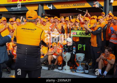 Zandvoort, Monte Carlo, Niederlande. August 2024. LANDO NORRIS gewinnt 2024 den Großen Preis der Niederlande, das Podium, die McLaren-Teamfeier mit ZAC BROWNN, ANDREA STELLA und OSCAR PIASTRI (Credit Image: © Alexis Kahn/ZUMA Press Wire) NUR REDAKTIONELLE VERWENDUNG! Nicht für kommerzielle ZWECKE! Quelle: ZUMA Press, Inc./Alamy Live News Stockfoto
