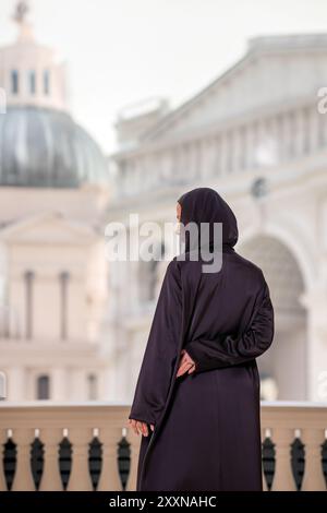 Asian Model posiert für den arabischen Designer Abaya auf isoliertem Hintergrund. Modekonzept Stockfoto