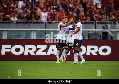 Turin, Italien. August 2024. Atalanta Stürmer Mateo Retegui (32) feiert mit seinen Teamkollegen, nachdem er sein Tor erzielt hat, um es 0-1 beim Fußball-Spiel der Serie A Nr. 2 zwischen Turin und Atalanta am 25. August 2024 im Stadio Olimpico Grande Torino zu erreichen. (Foto: Matteo Bottanelli/NurPhoto) Credit: NurPhoto SRL/Alamy Live News Stockfoto