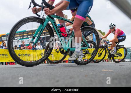 Cambridge, Großbritannien. August 2024. Die Fahrer treten im Elite-Frauen-Rennen an. Das Cambridge Criterium ist eine neue Radsportveranstaltung in Cambridge, bei der Fahrten für Einheimische sowie Rennen für Amateure und Elite-Radfahrer angeboten werden. Das Ziel ist es, den professionellen Radsport zum ersten Mal seit der Tour de France 2014 in die britische Fahrradhauptstadt zurückzubringen. Quelle: SOPA Images Limited/Alamy Live News Stockfoto