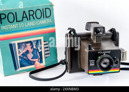 Eine Polaroid Instant 10 Kamera, die 1978 in Großbritannien eingeführt wurde. Mit Originalverpackung. Stockfoto