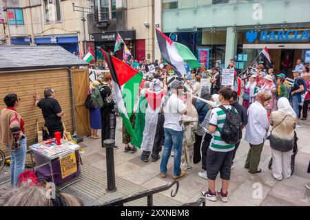 Pro-palästinensische protestmarsch und Kundgebung in der walisischen Hauptstadt Cardiff im August 2024 Stockfoto