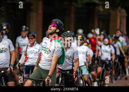 25. August 2024, den Haag (den Haag, Südholland, Niederlande: Ein Radfahrer ruft seinen Mitfahrern eine feierliche Kadenz. Am 25. August 2024 trafen 100 Radfahrer, die an Cycling 4 Gaza teilnahmen, im Gebäude des Internationalen Gerichtshofs in den Haag ein. Die Radfahrer aus 28 verschiedenen Ländern unternahmen in vier Tagen eine 300 km lange Tour von Gent in Belgien nach den Haag in den Niederlanden. Im 14. Jahr der Veranstaltung wurden mehr als 600.000 Â zur Unterstützung der psychischen Gesundheit und des Wohlbefindens von Kindern in Gaza gesammelt. (Kreditbild: © James Petermeier/ZUMA Press Wire) NUR REDAKTIONELLE VERWENDUNG! Nicht für kommerzielle USA Stockfoto