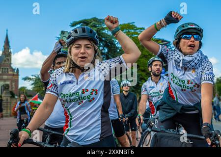 25. August 2024, den Haag (den Haag, Südholland, Niederlande: Radfahrer feiern nach einer 300 km langen Radtour. Am 25. August 2024 trafen 100 Radfahrer, die an Cycling 4 Gaza teilnahmen, im Gebäude des Internationalen Gerichtshofs in den Haag ein. Die Radfahrer aus 28 verschiedenen Ländern unternahmen in vier Tagen eine 300 km lange Tour von Gent in Belgien nach den Haag in den Niederlanden. Im 14. Jahr der Veranstaltung wurden mehr als 600.000 Â zur Unterstützung der psychischen Gesundheit und des Wohlbefindens von Kindern in Gaza gesammelt. (Kreditbild: © James Petermeier/ZUMA Press Wire) NUR REDAKTIONELLE VERWENDUNG! Nicht für kommerzielle ZWECKE! Stockfoto