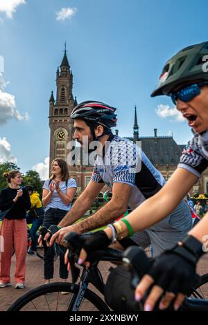 25. August 2024, den Haag (den Haag, Südholland, Niederlande: Radfahrer kommen beim Internationalen Gerichtshof an. Am 25. August 2024 trafen 100 Radfahrer, die an Cycling 4 Gaza teilnahmen, im Gebäude des Internationalen Gerichtshofs in den Haag ein. Die Radfahrer aus 28 verschiedenen Ländern unternahmen in vier Tagen eine 300 km lange Tour von Gent in Belgien nach den Haag in den Niederlanden. Im 14. Jahr der Veranstaltung wurden mehr als 600.000 Â zur Unterstützung der psychischen Gesundheit und des Wohlbefindens von Kindern in Gaza gesammelt. (Kreditbild: © James Petermeier/ZUMA Press Wire) NUR REDAKTIONELLE VERWENDUNG! Nicht für kommerzielle ZWECKE! Stockfoto