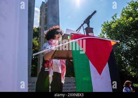 25. August 2024, den Haag (Haag, Südholland, Niederlande: Ein Aktivist und Unterstützer von Cycling 4 Gaza spricht mit anderen Radfahrern über die Situation in Gaza. Am 25. August 2024 trafen 100 Radfahrer, die an Cycling 4 Gaza teilnahmen, im Gebäude des Internationalen Gerichtshofs in den Haag ein. Die Radfahrer aus 28 verschiedenen Ländern unternahmen in vier Tagen eine 300 km lange Tour von Gent in Belgien nach den Haag in den Niederlanden. Im 14. Jahr der Veranstaltung wurden mehr als 600.000 Â zur Unterstützung der psychischen Gesundheit und des Wohlbefindens von Kindern in Gaza gesammelt. (Foto: © James Petermeier/ZUMA Press Wire) EDITO Stockfoto